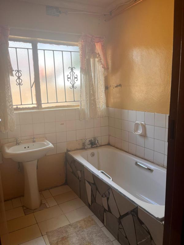 4 Bedroom Property for Sale in Montshioa North West